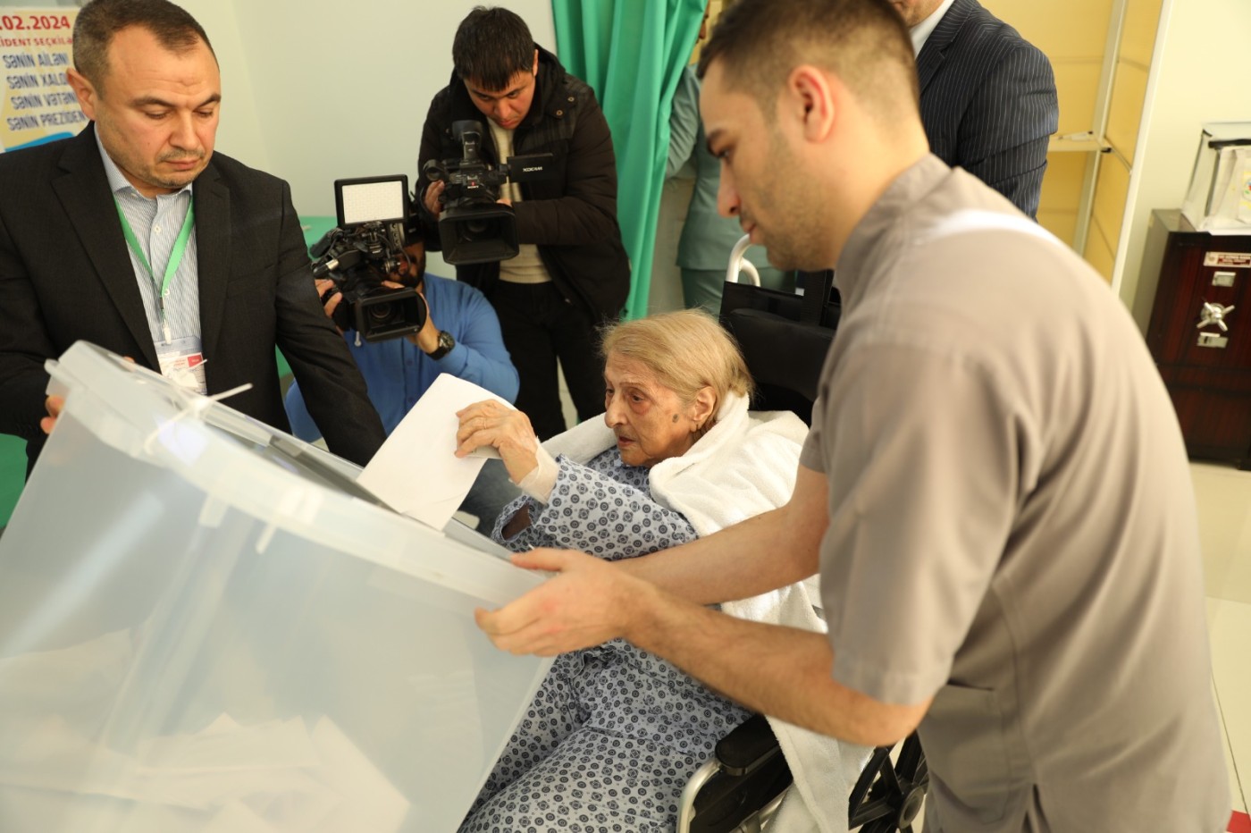 102 yaşlı Fatma Səttarova səsvermədə iştirak etdi - FOTO